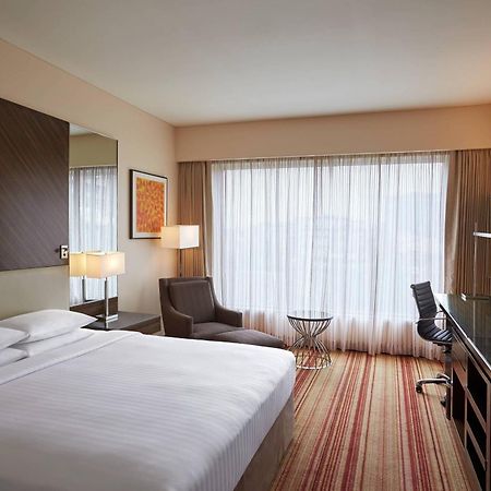 Courtyard By Marriott Mumbai International Airport Hotel Exterior photo A room at the hotel