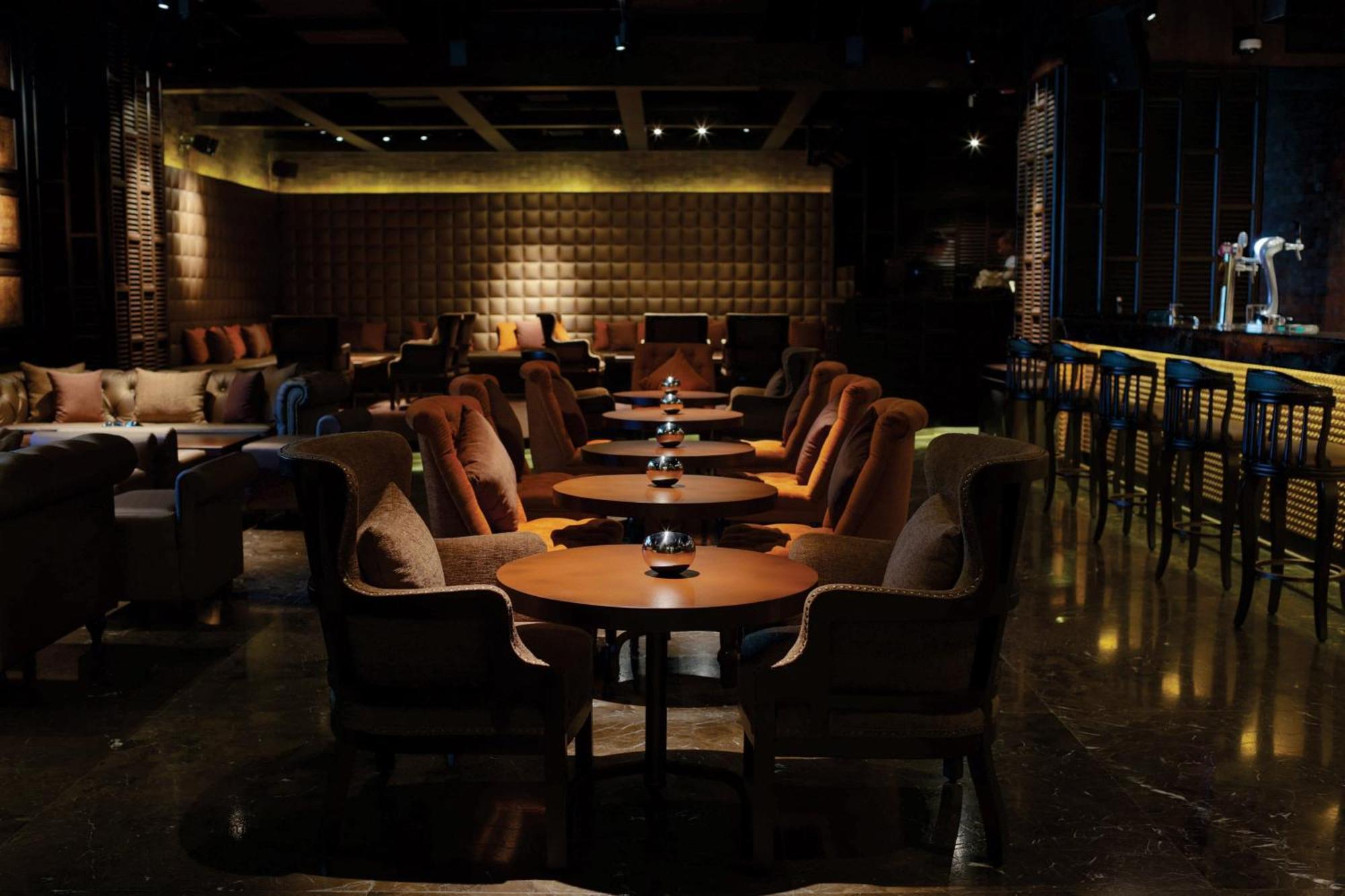 Courtyard By Marriott Mumbai International Airport Hotel Exterior photo The interior of the bar