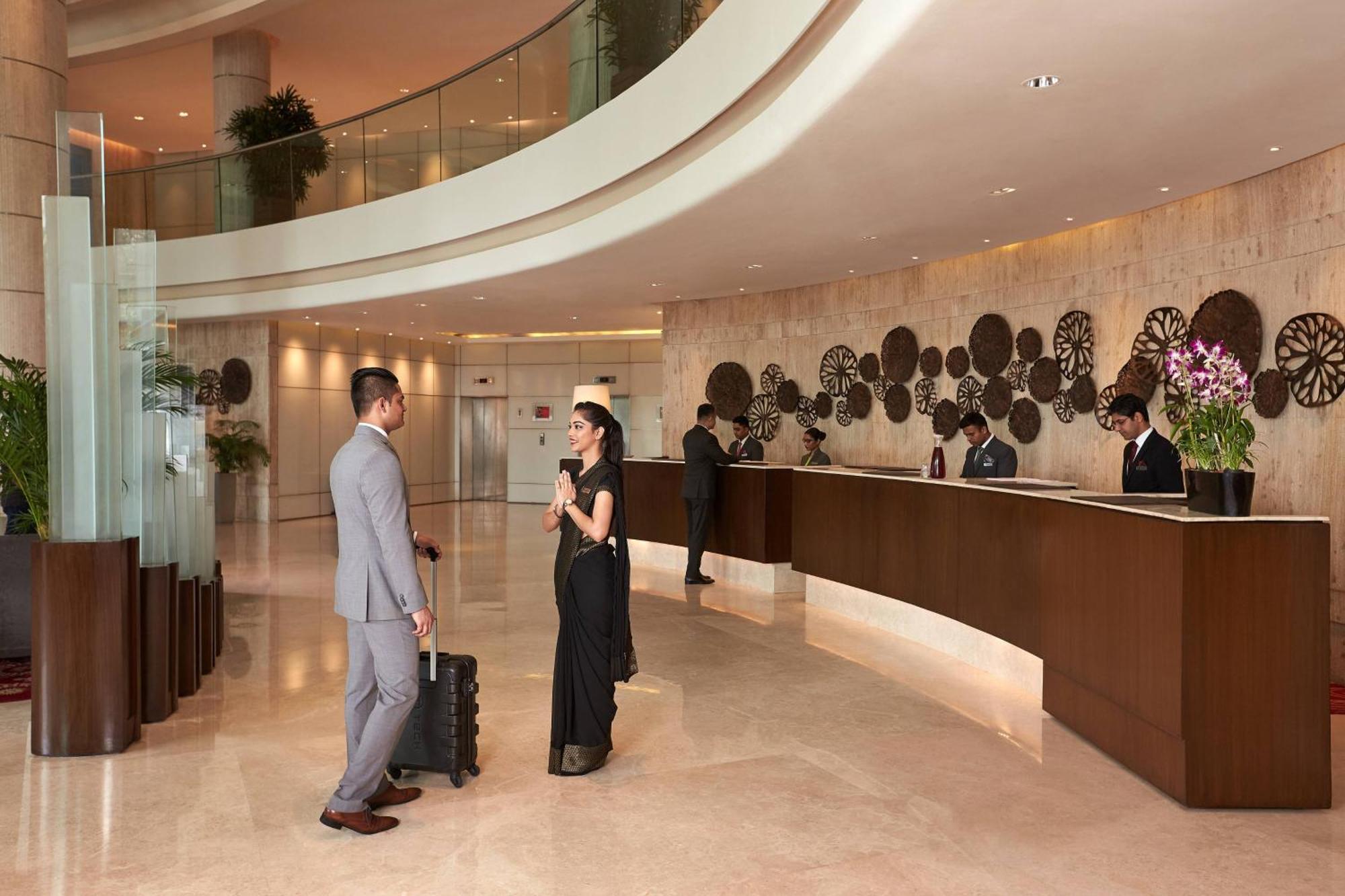 Courtyard By Marriott Mumbai International Airport Hotel Exterior photo The lobby of the Taj Bengal