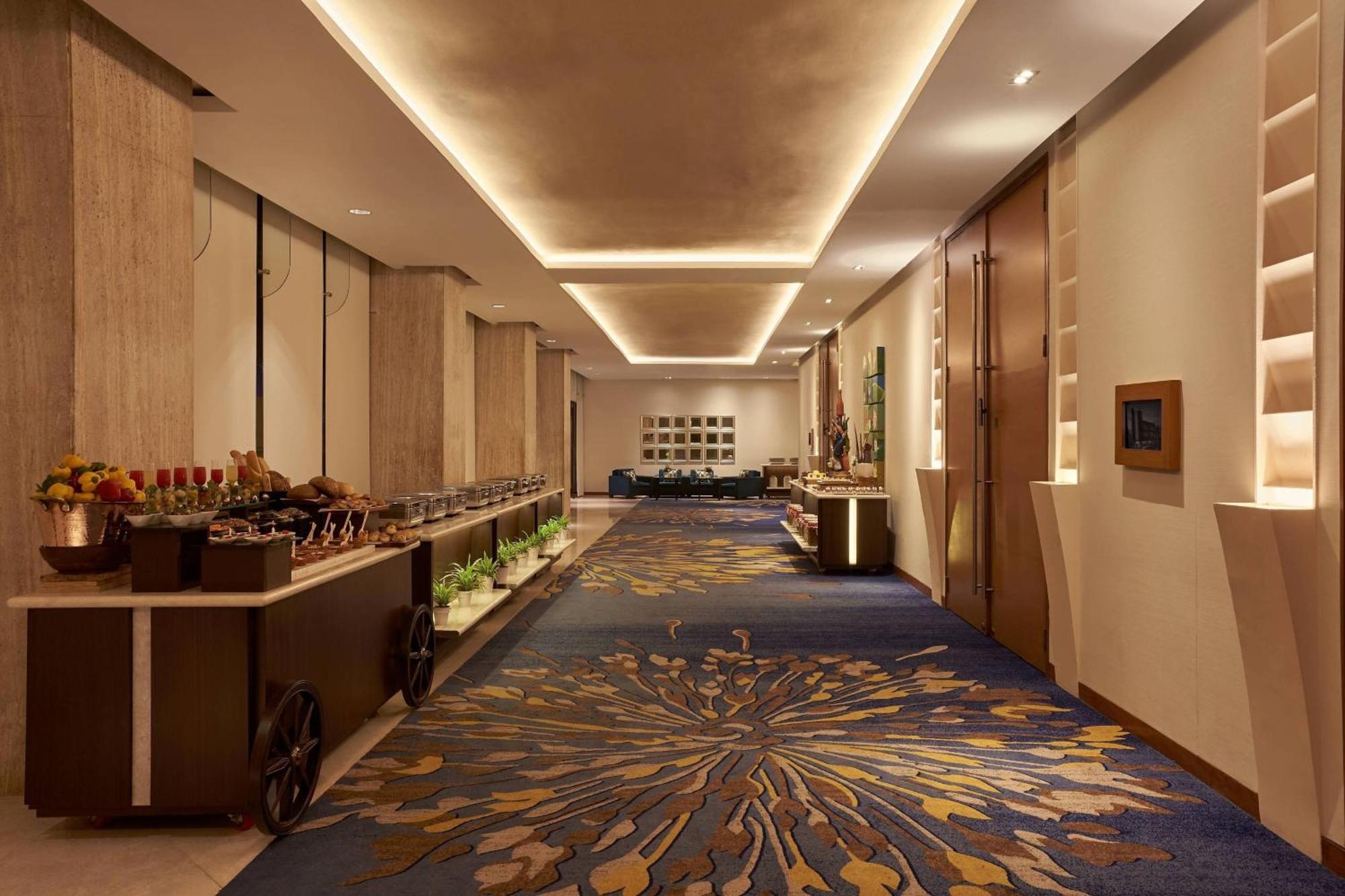 Courtyard By Marriott Mumbai International Airport Hotel Exterior photo The Westin Mumbai International Airport