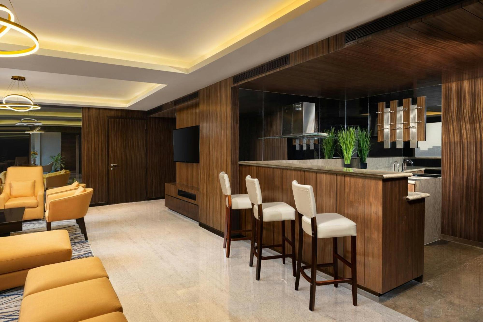 Courtyard By Marriott Mumbai International Airport Hotel Exterior photo A private suite at the airport